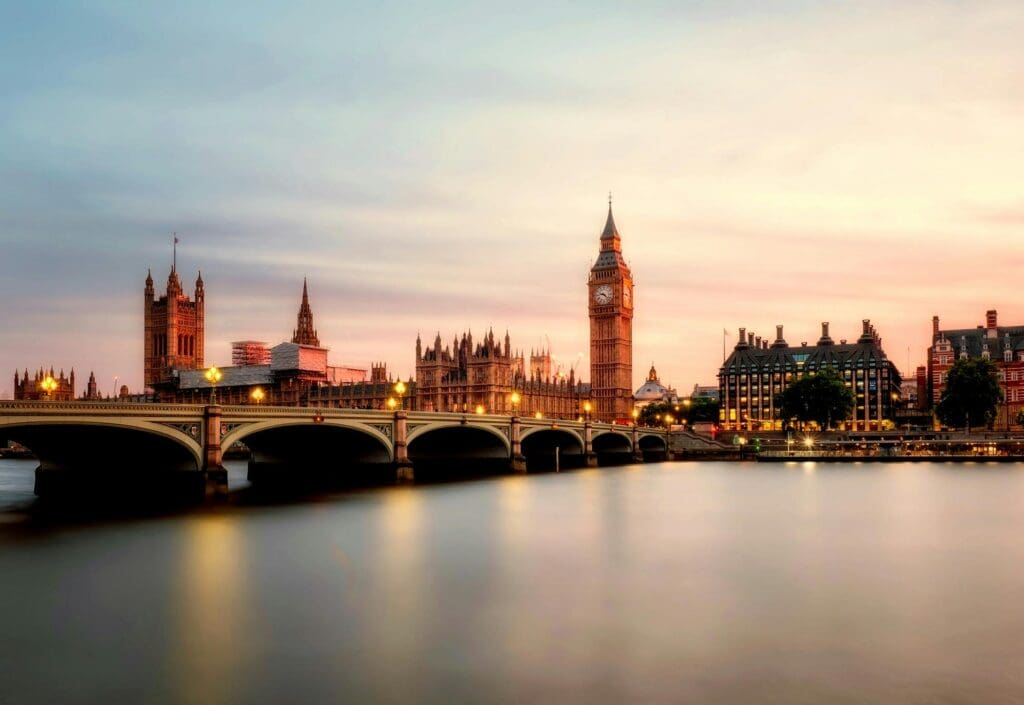 Sunset panorama of Westminster Bridge and Big Ben, marking Venturewave’s UK office location in central London.